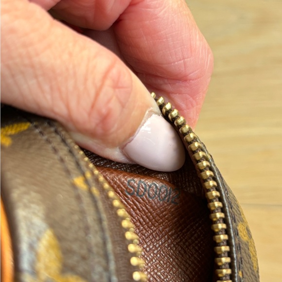 Louis Vuitton Amazone Crossbody - Picture 8 of 12